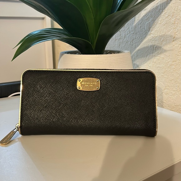 GOLD RIM MICHAEL KORS WALLET - Picture 1 of 4